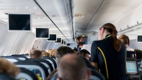 Ce salariu are o stewardesă? Iată ce sumă câștigă în fiecare lună